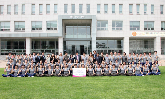 성신여대와 스포츠의류전문기업 류콘이 미래인재양성을 위한 MOU를 체결한 뒤 성신여대 학군단에 애슬레저웨어 기증식을 가졌다. 성신여대 제공